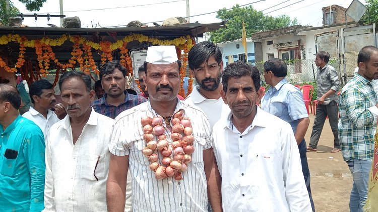अनोखा प्रदर्शन किसान नेता ने प्याज की माला पहन कर बीजेपी सरकार के खिलाफ किया प्रदर्शन।