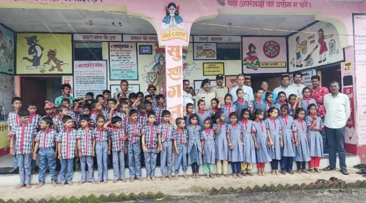 चंदोडिया के सरकारी स्कूल प्राथमिक विद्यालय की श्रैष्ट शिक्षा से अभिभूत राजोद टी आई कनेश ने बच्चों को रक्षाबंधन पर भेंट किए उपहार 