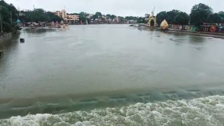 लगातार बारिश होने से उफान शिप्रा नदी का छोटा पुल डूबा