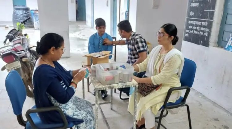 सीबीएमओ ने दल के साथ सरदारपुर में बालक, बालिका छात्रावास में किया स्वास्थ्य परीक्षण 112 में से 18 बच्चे मिलें बीमार, मौके पर दिया उपचार