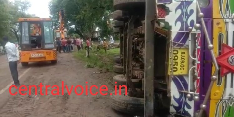 देवास रोड पर एमआईटी व दताना के बीच में ट्रक ने एमआईटी कॉलेज की शिक्षिका को मारी टक्कर मौके पर मौत।
