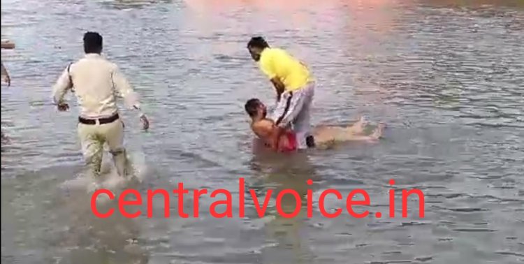 कर्मचारियों की सूझबूझ से बची नदी में डूब रहे युवक की जान - देखे  विडियो