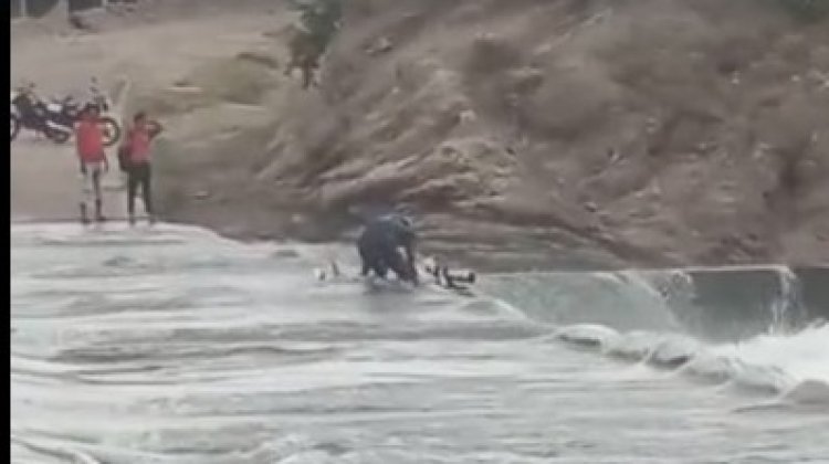 करनावत पुलिया पार करते समय बाइक सवार दो व्यक्ति में से एक व्यक्ति पानी मे भगया एक को बचाया गया