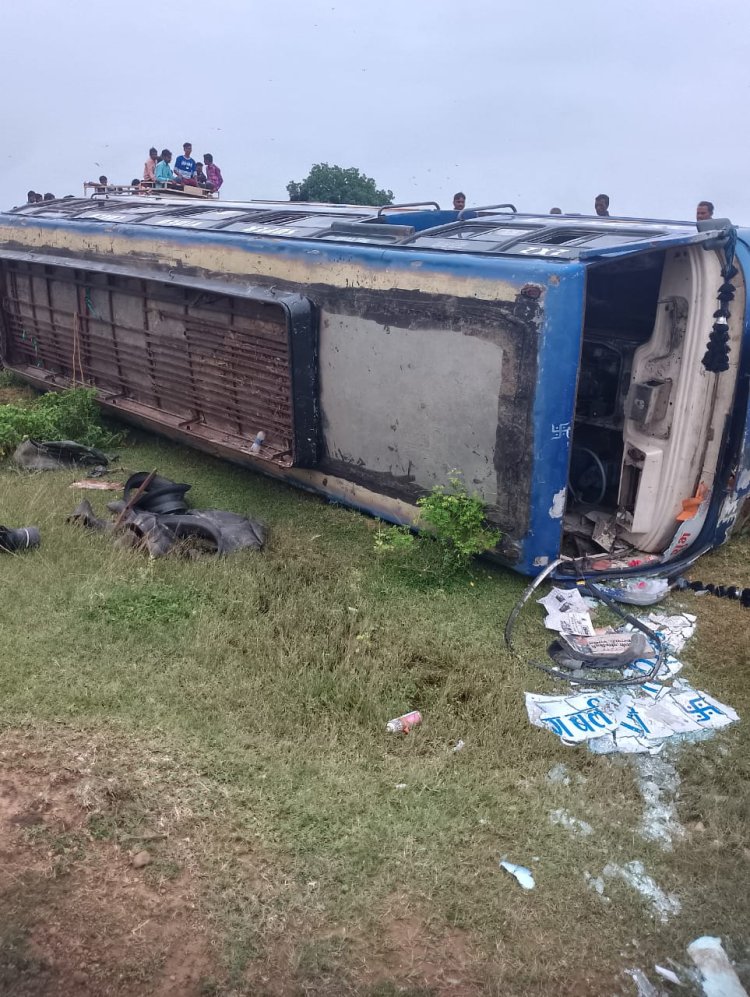 अनूपपुर जिले के कोतमा थानांतर्गत एक यात्री बस पलट गई, हादसे में 12 यात्री घायल हुए