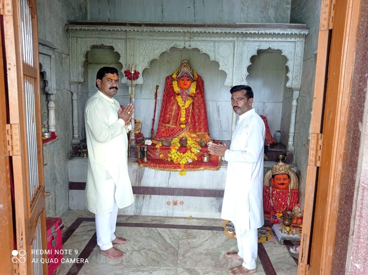 शारदीय नवरात्रि महा पर्व को लेकर मां के मंदिरों पर भक्तों की लग रही भारी भीड़ माता के जयकारों से गुंजा ग्रामीण एवं शहर