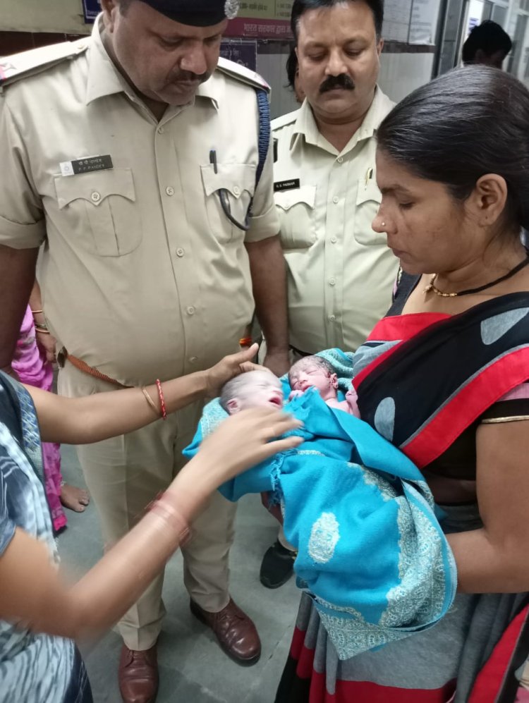 सागर रेलवे स्टेशन पर ट्रेन में सफर कर रही महिला यात्री ने जुड़वा बच्चों को जन्म दिया