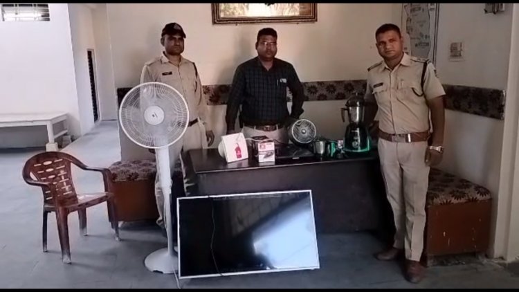दो तालाब के पास इलेक्ट्रोनिक शोरुम में हुई चोरी के एक आरोपी को ढेड लाख रुपए कीमत के सामान के साथ पुलिस ने पकड़ा