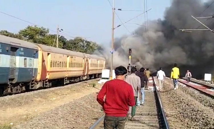 बैतूल- इंदौर छिंदवाड़ा  भोपाल पैसेंजर ट्रेन की दो बोगियों में लगी आग- वीडियो देखें
