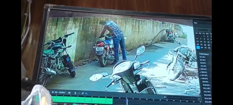 Live CCTV बाइक चोरी करते युवक पकड़ाया, गांव वालों ने सबक सिखाया CCTV