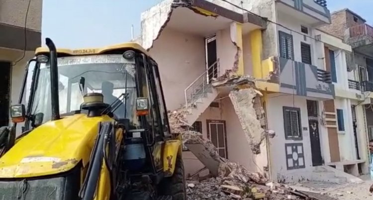 शहर में दहशत फसीलने वाले आरोपियों पर उज्जैन पुलिस सख़्त नज़र आ रही, पुलिस बल की मौजूदगी में आशीष का मकान तोड़ दिया गया
