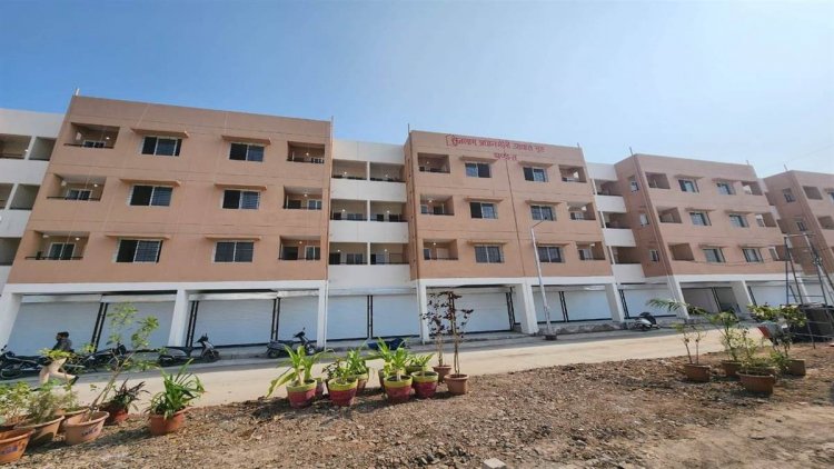 मुख्यमंत्री शिवराज सिंह चौहान ने मंगलवार को यहां 152 परिवारों को उनके नए घर में प्रवेश कराया