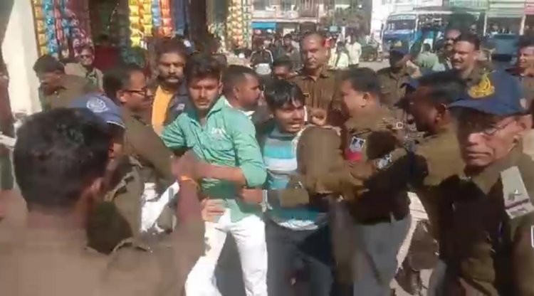 महिदपुर : CM का पुतला दहन करने के दौरान , पुलिस ने करनी सेनिको पर हल्के बल का प्रयोग किया, भगदड़ मची