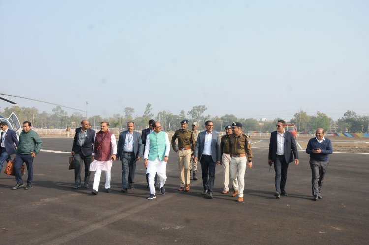 मुख्यमंत्री चौहान का उज्जैन हेलीपेड पर जनप्रतिनिधियों एवं प्रशासनिक अधिकारियों ने स्वागत किया
