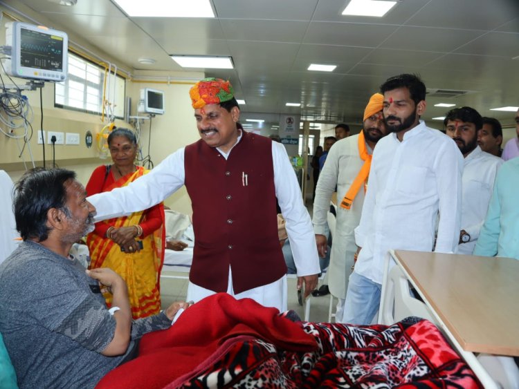 उच्च शिक्षा मंत्री डॉ.यादव ने विकास यात्रा के दौरान शासकीय माधव नगर चिकित्सालय का निरीक्षण किया