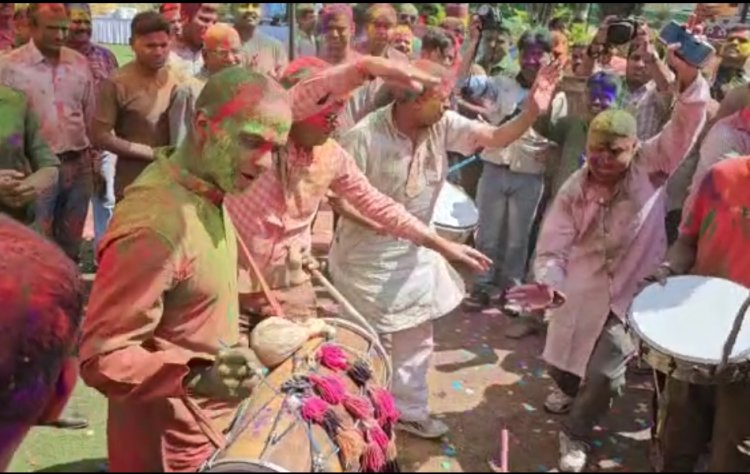 Ujjain Police : उज्जैन पुलिस की होली, नाचते गाते ढोल बजाते दिखे अधिकारी