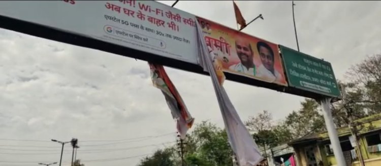 कांग्रेस विधायक द्वारा चामुंडा माता ब्रिज और आगर रोड पर लगाए गए रामनवमी के शुभकामना संदेशों को नगर निगम की टीम ने क्रेन से हटाया