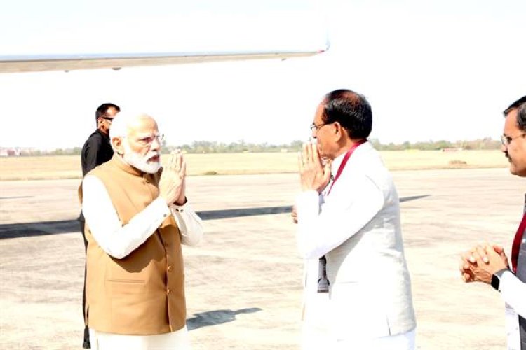 प्रधानमंत्री  मोदी की विमान तल पर मुख्यमंत्री श्री चौहान ने की अगवानी
