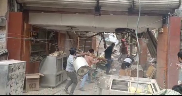 नागदा : मकान मालिक किराएदार में हुआ जमकर विवाद खूब चले लाठी पत्थर वीडियो हुआ वायरल