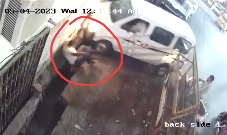 बेकाबू कार ने युवक को मारी टक्कर- दिलदहलाने वाला वीडियो हुआ वायरल,  टक्कर के बाद नाली में गिरा