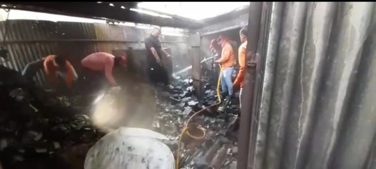 मक्सी रोड स्थित रेलवे के इंजीनियर  स्टोर रूम में लगी आग, 3 दमकल ने आग पर काबू पाया
