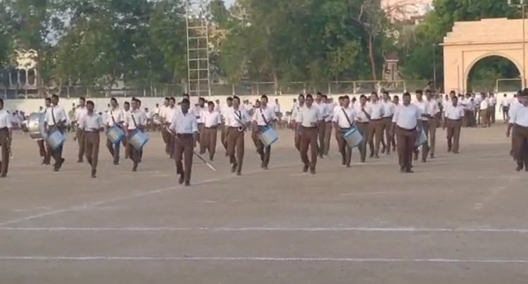 RSS के 21 दिवसीय शिक्षा वर्ग के समापन पर क्षीरसागर मैदान में स्वयंसेवकों ने दंड युद्ध