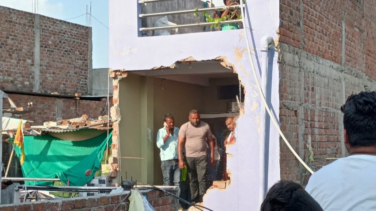 नाबालिग की हत्या के आरोपियो का  पुलिस प्रशासन की टीम ने तोड़ा मकान, क्षेत्रवासियों ने खुशी में बजाई ताली, 