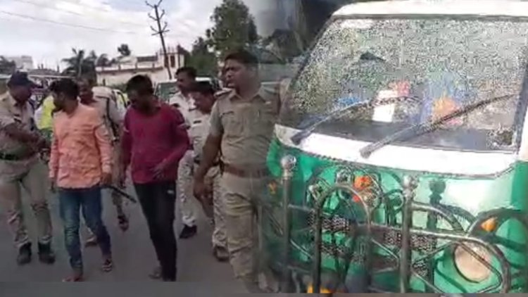 मैजिक वाहन के कांच फोड़ने वाले आरोपियों का पुलिस ने क्षेत्र में निकाला जुलूस