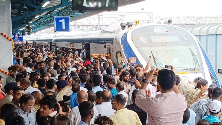 बाबा महाकाल की नगरी में पहली बार पहुंची वंदे भारत ट्रेन, ट्रेन के स्वागत के लिए बड़ी संख्या में पहुंचे लोग