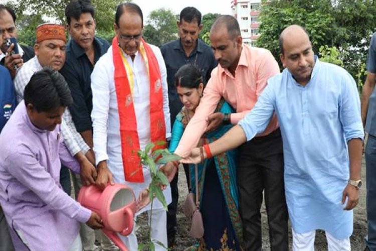 मुख्यमंत्री चौहान के साथ स्पेशल ऑलिंपिक के पदक विजेताओं ने रोपे पौधे