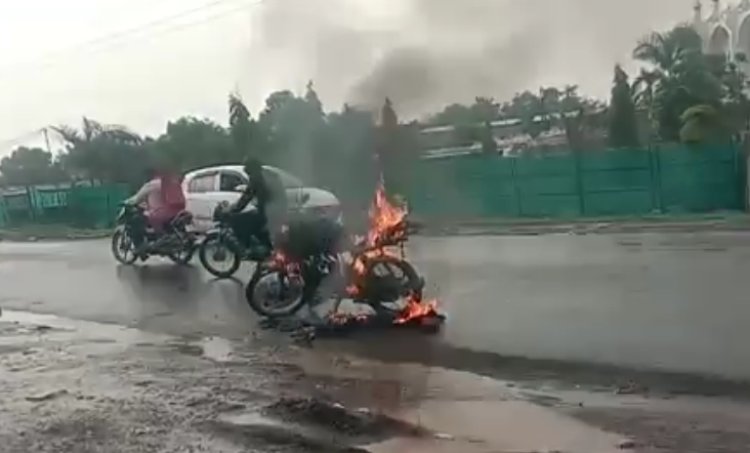 उज्जैन-उन्हेंल रोड पर चलती बाइक में अचानक लगी आग