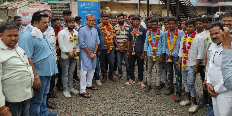 सरदारपुर तहसील के ग्राम, पिपरनी के भाजपा नगर अध्यक्ष सहित 40 भाजपा कार्यकर्ताओ ने कांग्रेस का थामा दामन 