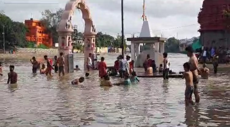 शिप्रा नदी उफान पर, राम घाट के मंदिर जलमग्न, जान जोखिम में डालकर श्रद्धालु कर रहे स्नान