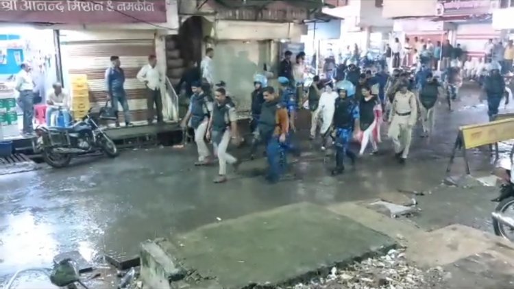 भगवान महाकाल की सवारी मार्ग पर पुलिस ने निकाला फ्लैग मार्च 