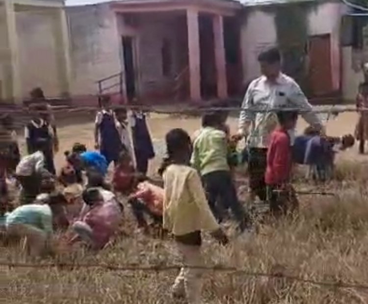 सरकारी स्कूल में बच्चों से स्कूल में करवाई जा रही , साफ सफाई वीडियो हुआ वायरल
