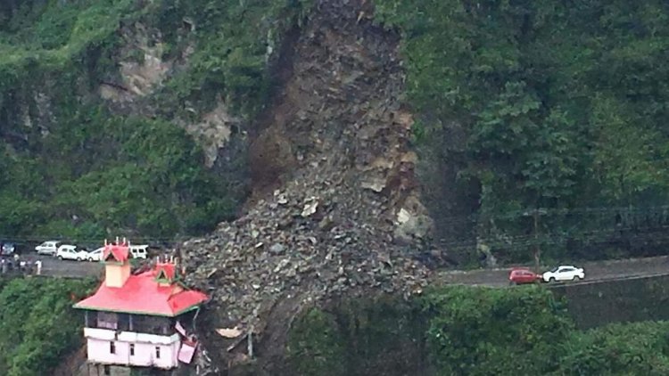 हिमाचल में 2 जगहों पर भूस्खलन, 12 लोगों की मौत