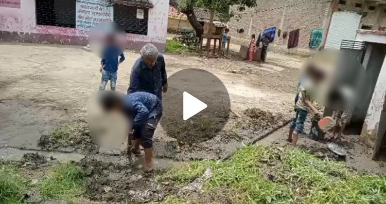 शासकीय स्कूल के बच्चो से गंदगी साफ करवाते हुए शिक्षक कैमरे में कैद - वीडियो हुआ वायरल