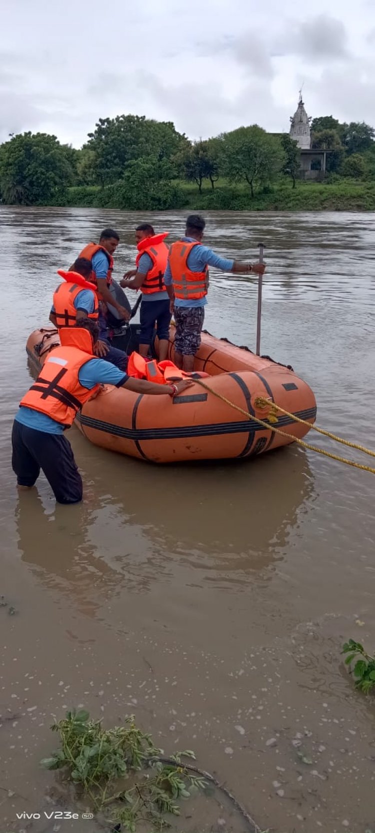झारड़ा तहसील में बाढ़ में फंसे 24 लोगों का NDRF होमगार्ड में रेस्क्यू किया