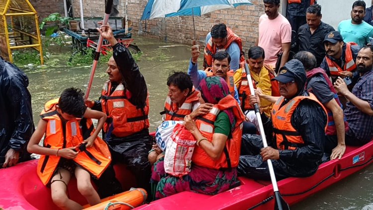प्रदेश के उच्च शिक्षा मंत्री डॉ मोहन यादव ने डूब क्षेत्र से रेस्क्यू कर लोगों को बाहर निकाला