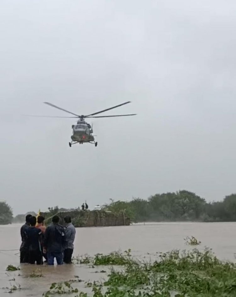 रेस्क्यू करने पहुंचा हेलीकॉप्टर, गर्भवती महिला के साथ अन्य दो लोगों को भी निकल सुरक्षित