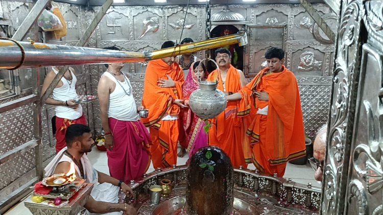 कैलाश विजयवर्गी को इंदौर की विधानसभा एक से टिकट मिलने पर आर्शीवाद लेने पहुंचे महाकाल मंदिर