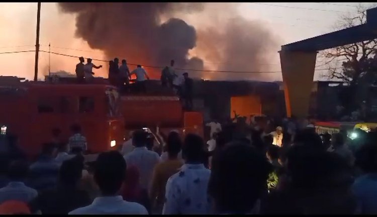 जूना सोमवारिया में रुई के गोदाम में भीषण आग लगने के कारण लाखों रुपए का नुकसान हो गया