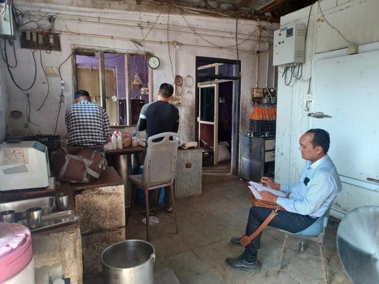 खाद्य सुरक्षा अधिकारी के दल के द्वारा तहसील महिदपुर में  मावा निर्माण इकाई पर करवाई