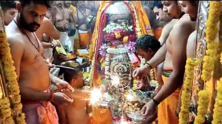 महाकाल मंदिर में सबसे पहले बनी दिवाली भस्म आरती जली फुलझड़ियां