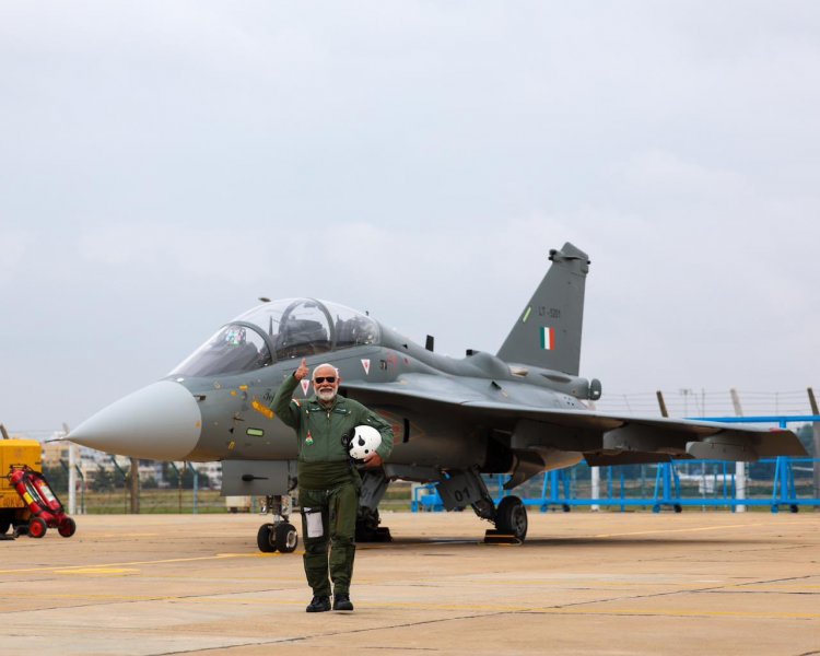 PM Modi Tejas : प्रधानमंत्री नरेंद्र मोदी ने कर्नाटक की राजधानी बेंगलुरु में स्वदेशी तेजस लड़ाकू विमान में उड़ान भरी