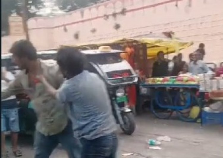 Ujjain : माता हरसिद्धि के बाहर हार फूलों की ठेला लगाने वालों में आपस में हुआ विवाद , वीडियो हुआ वायरल