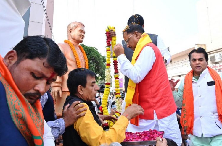 रायपुर : मुख्यमंत्री श्री विष्णु देव साय ने शपथ ग्रहण के पहले दो महान विभूतियों को किया नमन