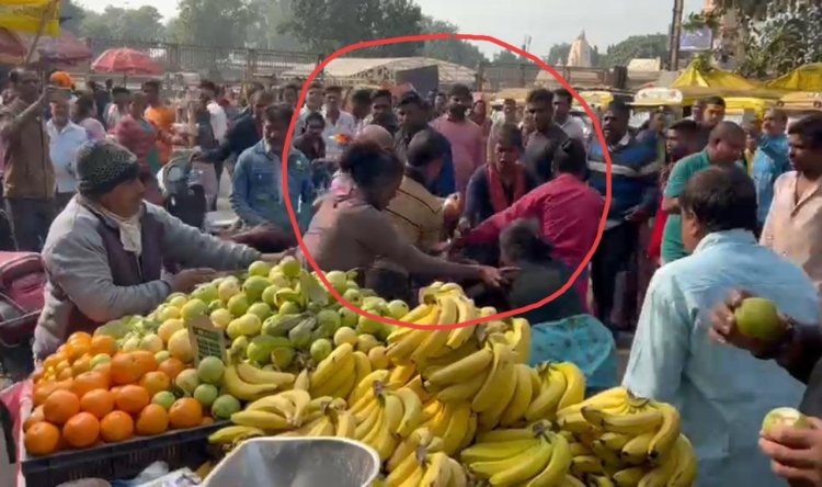 Ujjain :  महाकाल मंदिर के बाहर फिर चले लात घुसे और चप्पल, वीडियो देखें