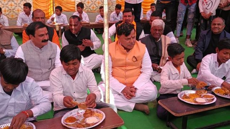 गुना के बजरंगगढ में ऊर्जा मंत्री प्रद्युम्‍न सिंह तोमर द्वारा बच्‍चों के साथ किया गया भोजन