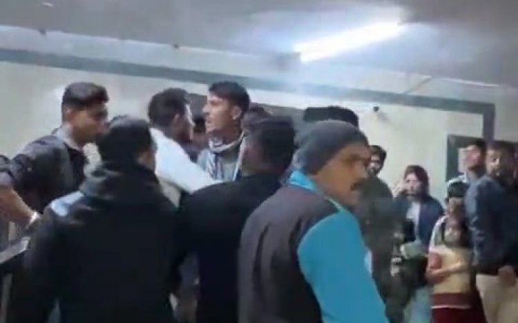 शराब पीकर महाकाल मंदिर के अंदर पहुंचे युवकों ने सुरक्षा कर्मियों से की अभद्रता, वीडियो सोशल मीडिया पर वायरल।