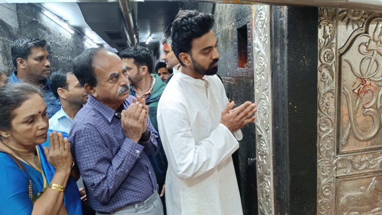 क्रिकेट टीम के विकेटकीपर और बल्लेबाज के एल राहुल माता पिता के साथ पहुँचे महाकाल मन्दिर